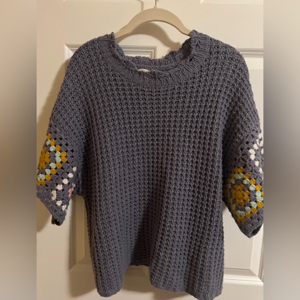 EUC universal Thread knit top. Size L